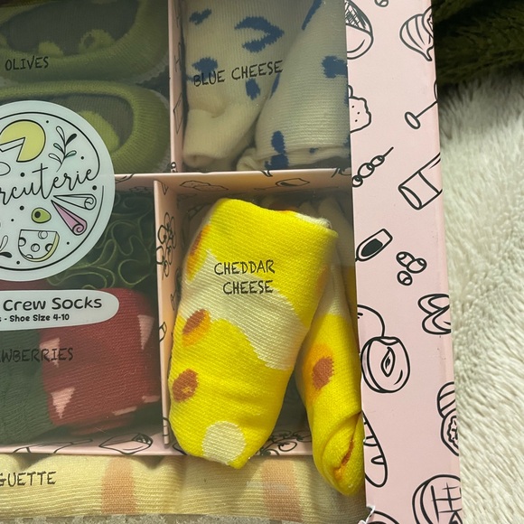NWT Charcuterie board box of 7 Pair Of Women's Socks Size 4-10 - Picture 4 of 6